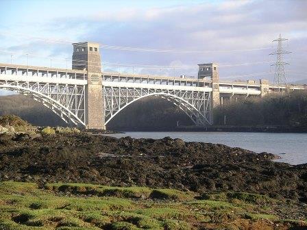 1280px-Britannia_Bridge_Train_crossing_3