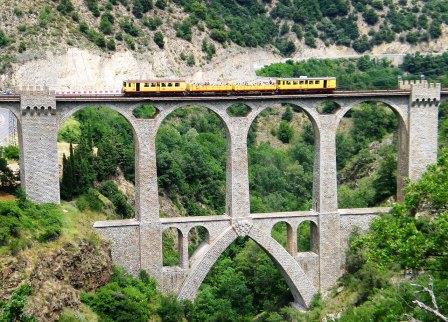 A -2 Viaduc_sejourne_,_train_jaune,_fontpedrouse